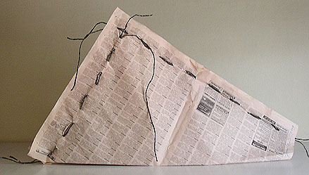 Ivano Vitali -Cappello - Carta e filo di quotidiani 2007