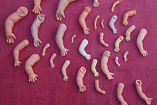 Ivano Vitali - Installazione di bambole rotte. 1978