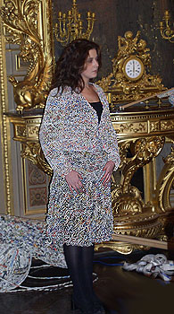 Ivano Vitali - Giulia nella performance "Maglie di giornale come armature"