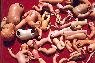 Ivano Vitali - Installazione di bambole rotte. 1978